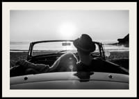 Fekete-fehér fotó egy párról kabrióban naplementekor az óceán felett-2