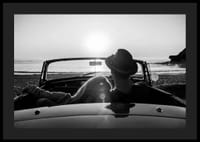 Fekete-fehér fotó egy párról kabrióban naplementekor az óceán felett-4