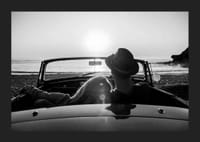 Fekete-fehér fotó egy párról kabrióban naplementekor az óceán felett-5