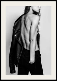 Fotografía en blanco y negro de una mujer joven con vaqueros y chaqueta de cuero.-2