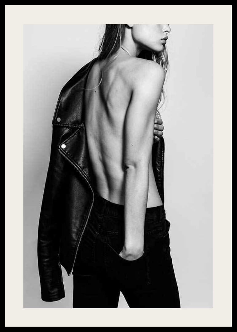 Fotografía en blanco y negro de una mujer joven con vaqueros y chaqueta de cuero.-12