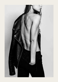 Svartvitt foto av ung kvinna i jeans med skinnjacka-3