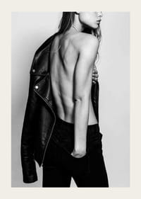 Fotografía en blanco y negro de una mujer joven con vaqueros y chaqueta de cuero.-3