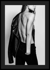 Fotografía en blanco y negro de una mujer joven con vaqueros y chaqueta de cuero.-4