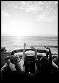 Schwarz-Weiß-Foto von zwei jungen Frauen in einem Cabrio am Meer-6