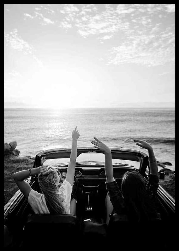 Schwarz-Weiß-Foto von zwei jungen Frauen in einem Cabrio am Meer-12