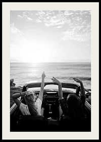 Schwarz-Weiß-Foto von zwei jungen Frauen in einem Cabrio am Meer-2