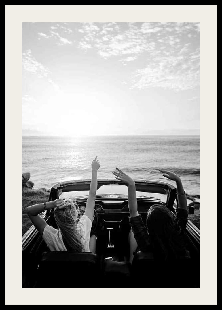 Schwarz-Weiß-Foto von zwei jungen Frauen in einem Cabrio am Meer-12
