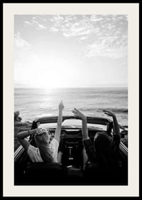 Svartvitt foto av två unga kvinnor i cabriolet vid havet-2