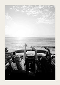 Schwarz-Weiß-Foto von zwei jungen Frauen in einem Cabrio am Meer-3