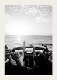 Svartvitt foto av två unga kvinnor i cabriolet vid havet-3