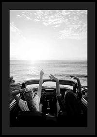 Schwarz-Weiß-Foto von zwei jungen Frauen in einem Cabrio am Meer-4
