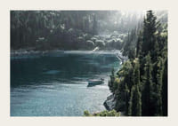 Foto eines einsamen Bootes auf türkisfarbenem Wasser in einer bewaldeten Bucht-3