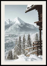 Cabană de munte înzăpezită și sat alpin cu brazi înalți și munți-2