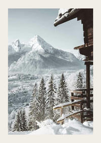 Cabană de munte înzăpezită și sat alpin cu brazi înalți și munți-3