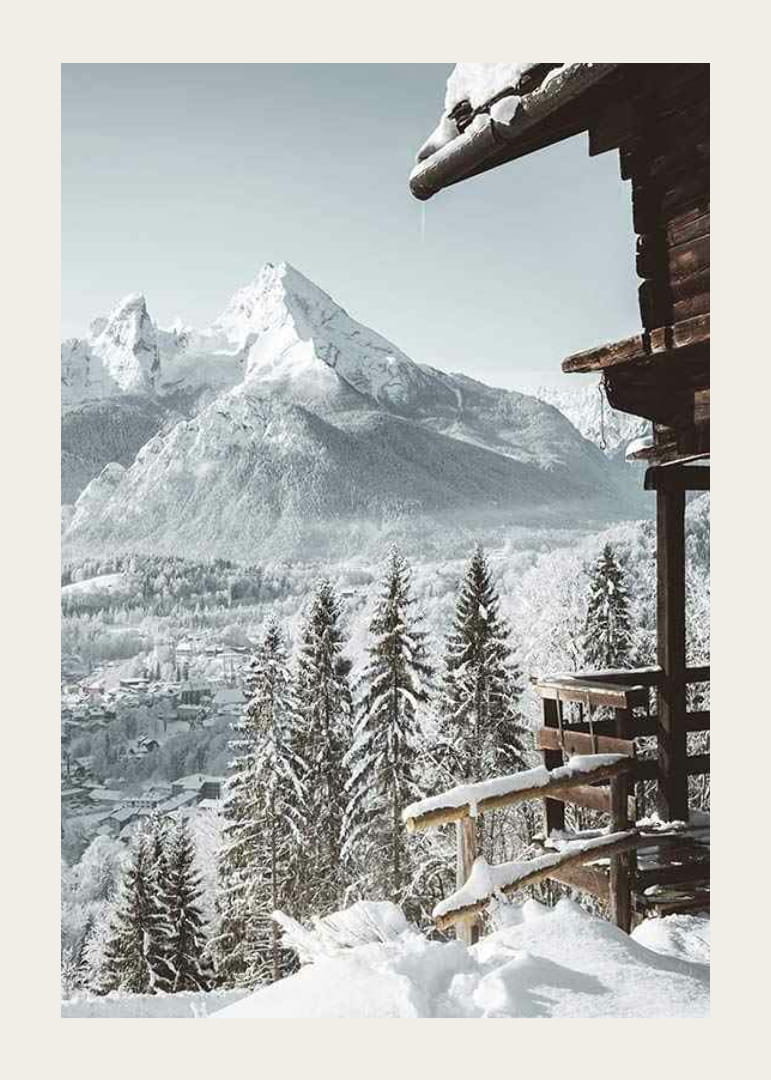 Cabană de munte înzăpezită și sat alpin cu brazi înalți și munți-12