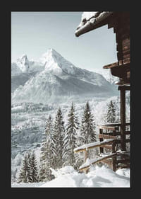 Cabană de munte înzăpezită și sat alpin cu brazi înalți și munți-5