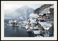 Fotografi af Hallstatt ved søen, snedækkede huse og bjerge-2