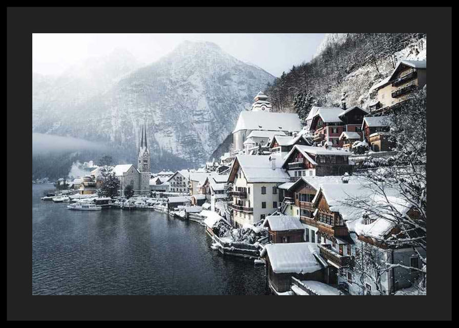 Fotografi af Hallstatt ved søen, snedækkede huse og bjerge-12