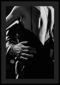 Schwarz-Weiß-Nahaufnahme von zwei Personen beim Tango, Fokus auf Rücken und Arm-0