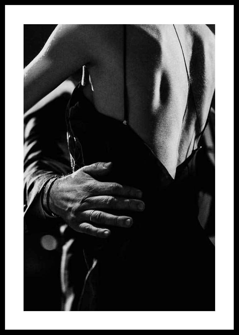 Schwarz-Weiß-Nahaufnahme von zwei Personen beim Tango, Fokus auf Rücken und Arm-12