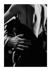 Schwarz-Weiß-Nahaufnahme von zwei Personen beim Tango, Fokus auf Rücken und Arm-3