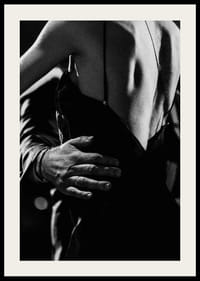 Schwarz-Weiß-Nahaufnahme von zwei Personen beim Tango, Fokus auf Rücken und Arm-4