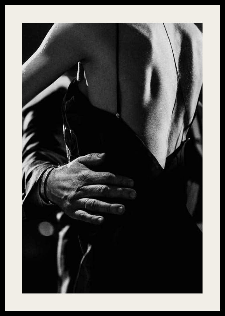 Schwarz-Weiß-Nahaufnahme von zwei Personen beim Tango, Fokus auf Rücken und Arm-12