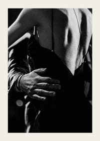 Schwarz-Weiß-Nahaufnahme von zwei Personen beim Tango, Fokus auf Rücken und Arm-5