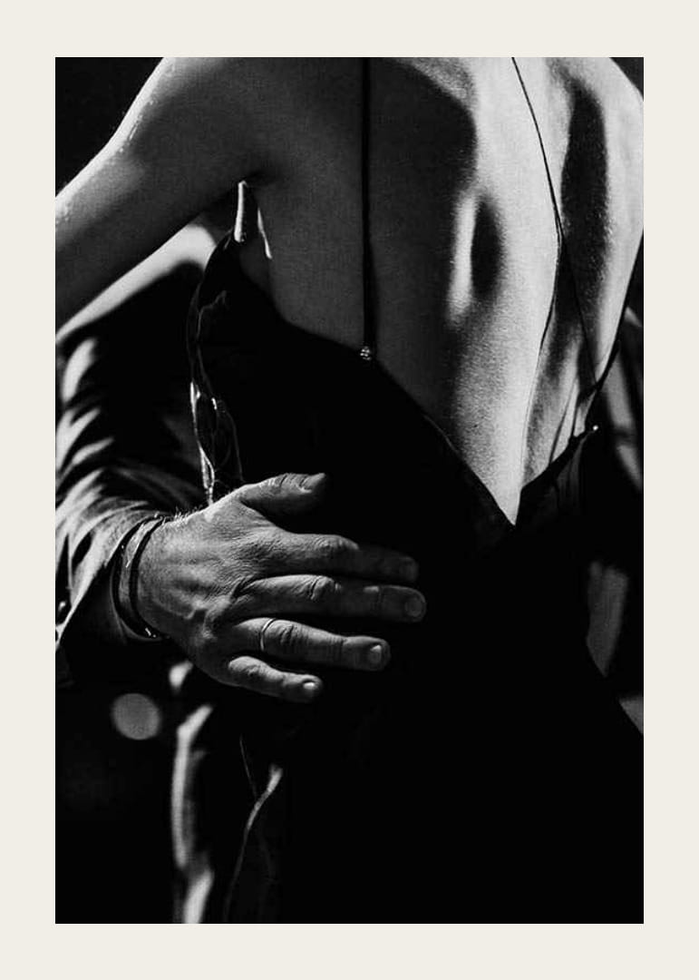 Schwarz-Weiß-Nahaufnahme von zwei Personen beim Tango, Fokus auf Rücken und Arm-12