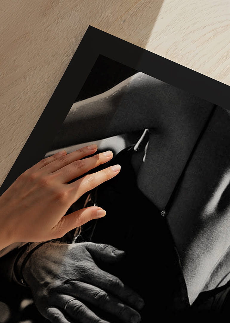 Schwarz-Weiß-Nahaufnahme von zwei Personen beim Tango, Fokus auf Rücken und Arm-12