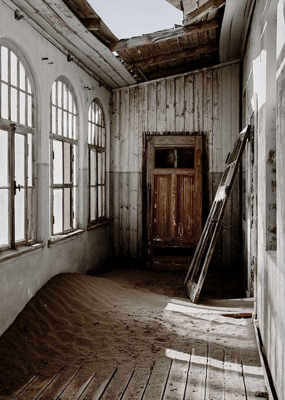Fotografia de prédio abandonado com areia e telhado quebrado-12