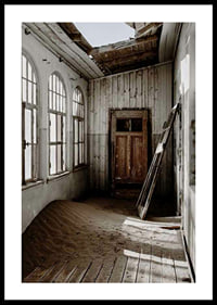 Fotografia de prédio abandonado com areia e telhado quebrado-0