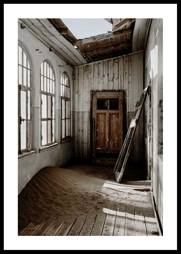 Fotografia de prédio abandonado com areia e telhado quebrado-12