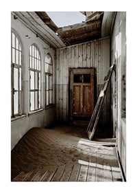 Fotografia de prédio abandonado com areia e telhado quebrado-1