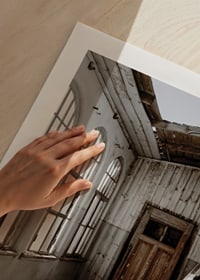 Fotografia de prédio abandonado com areia e telhado quebrado-9