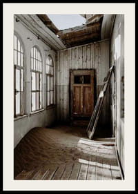 Fotografia opustenej budovy s pieskom a rozbitou strechou-2