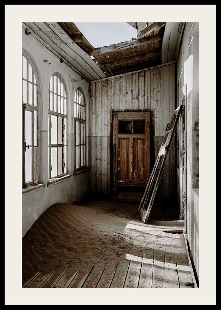 Fotografia opustenej budovy s pieskom a rozbitou strechou-12