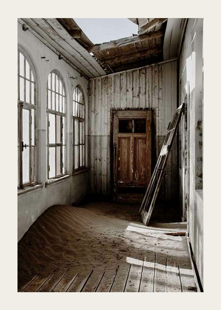 Fotografia opustenej budovy s pieskom a rozbitou strechou-12