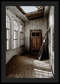 Fotografia opustenej budovy s pieskom a rozbitou strechou-4