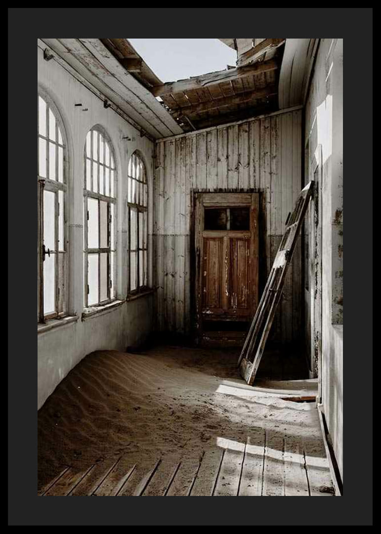 Fotografia opustenej budovy s pieskom a rozbitou strechou-12