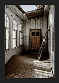 Fotografia de prédio abandonado com areia e telhado quebrado-5