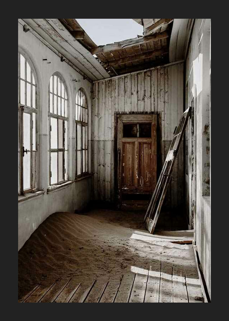 Fotografia opustenej budovy s pieskom a rozbitou strechou-12