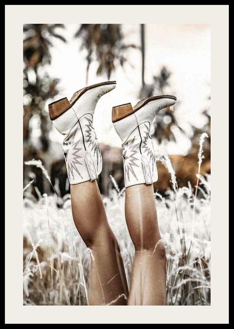 Foto van benen met witte cowboylaarzen in grasveld-12