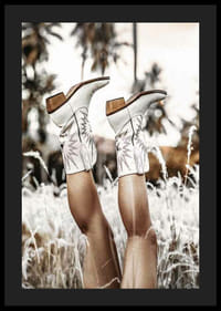 Foto van benen met witte cowboylaarzen in grasveld-4