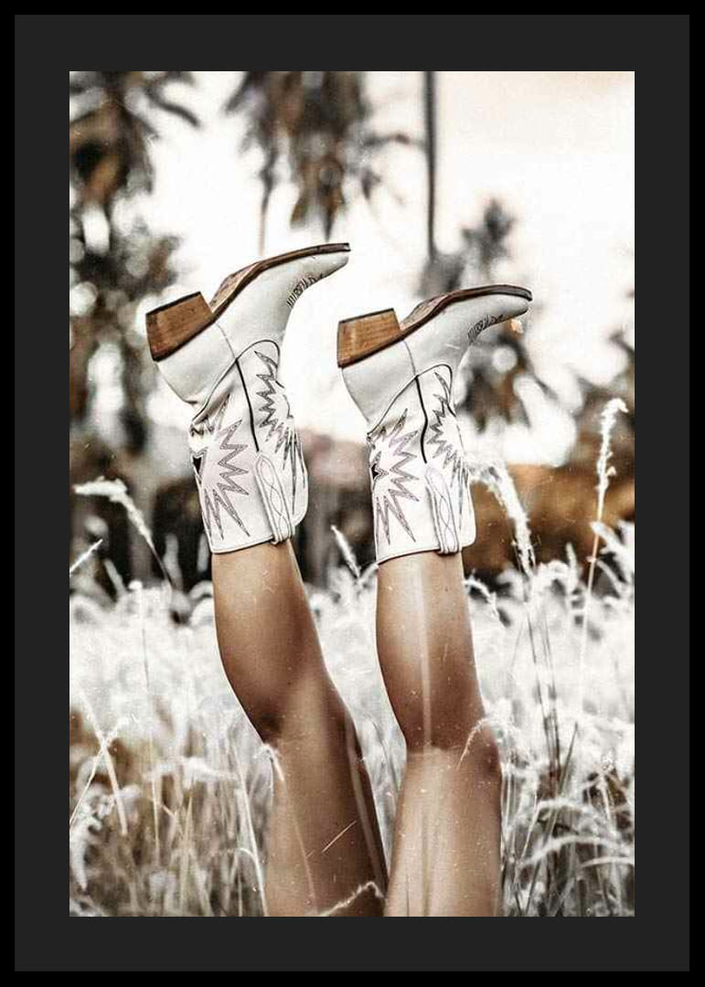 Foto van benen met witte cowboylaarzen in grasveld-12