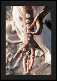 Fotografi av arm med vita snäckor på solig strand-4