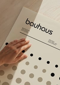 Ilustración gráfica con círculos negros y beige en estilo Bauhaus-3