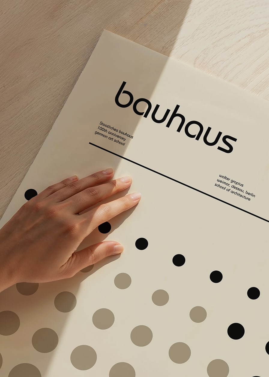 Ilustración gráfica con círculos negros y beige en estilo Bauhaus-12