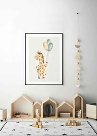 Akvarellillustration av giraff med tre ballonger i pastell-8